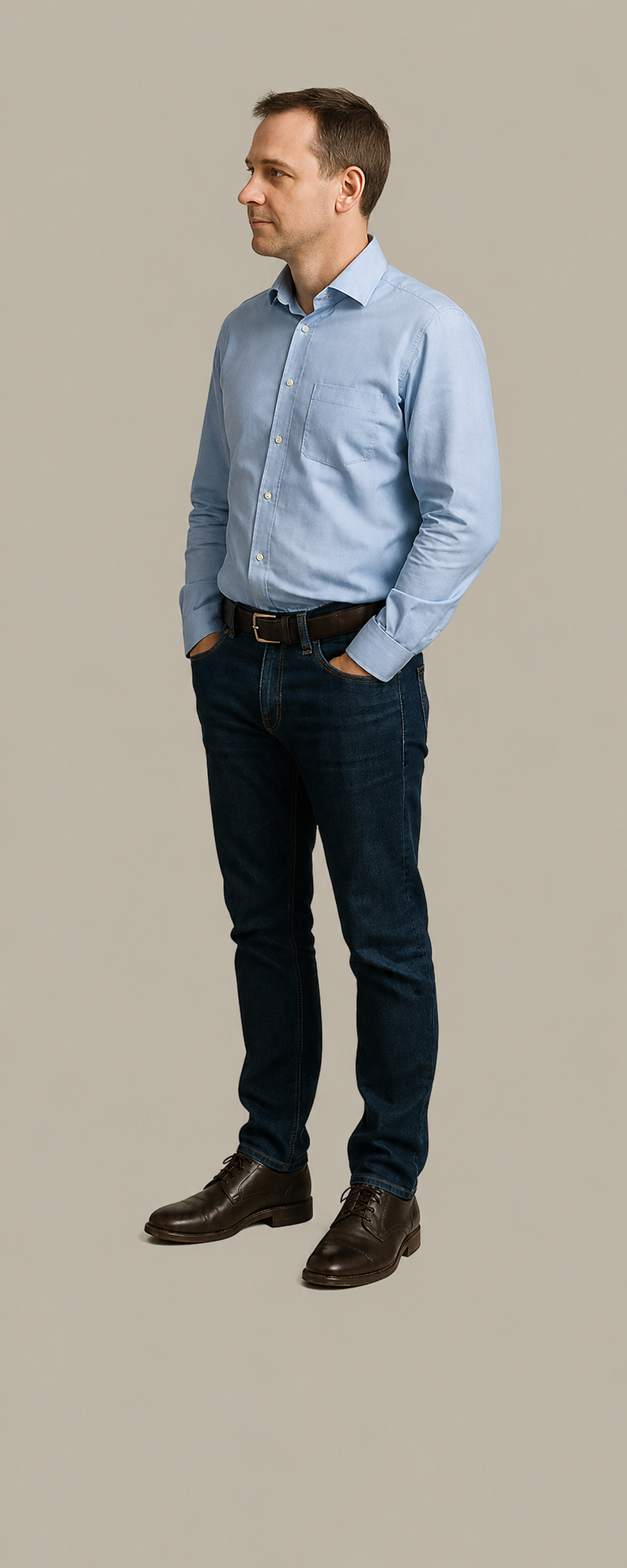 Mies seisoo taulun oikealla puolella
